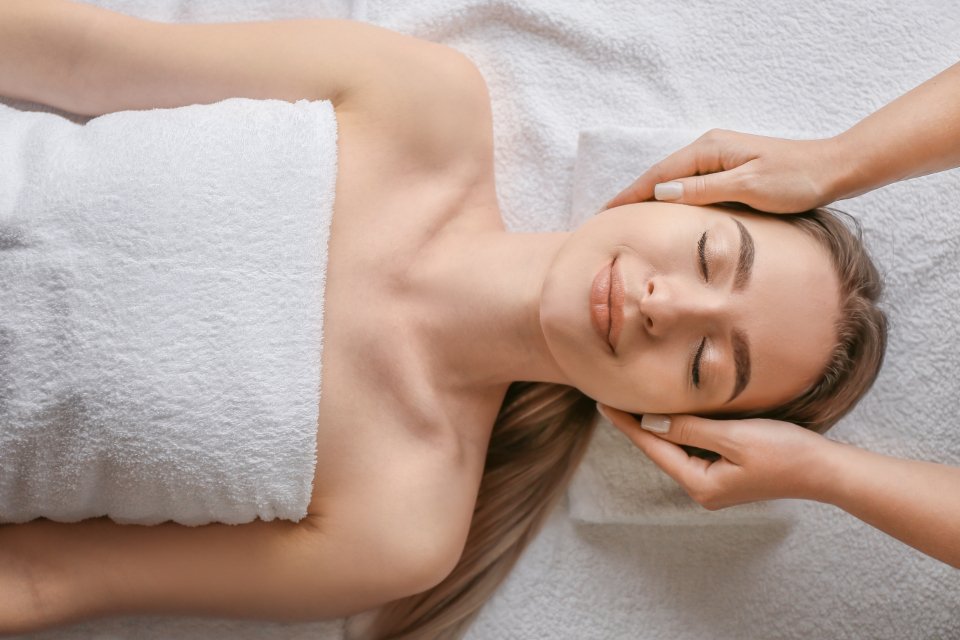 Khách hàng thư giãn khi được massage mặt
